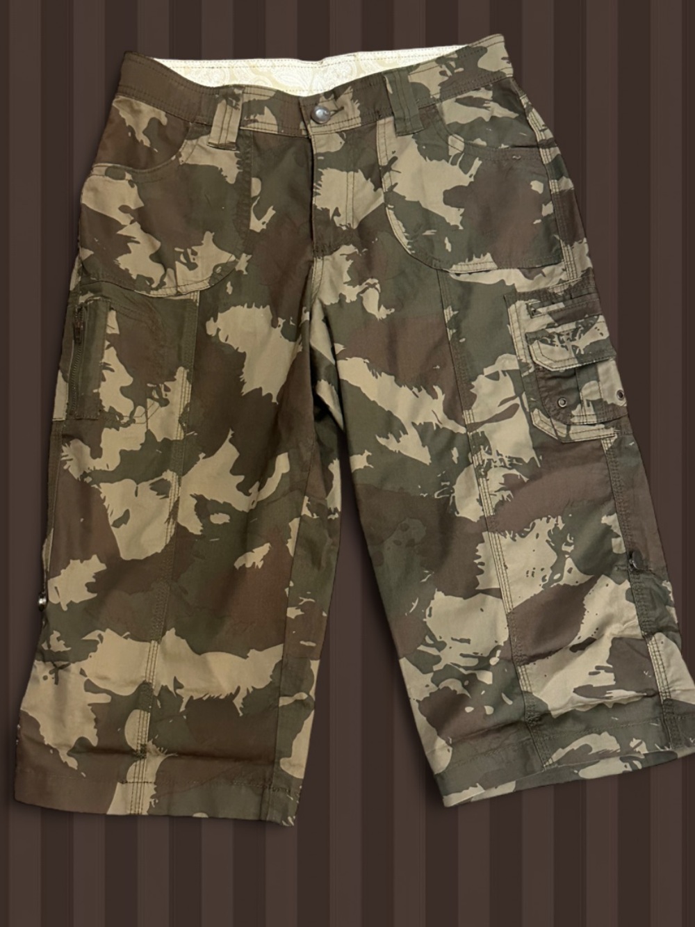Vintage Y2K Lee Women's Camo Cargo Capris
